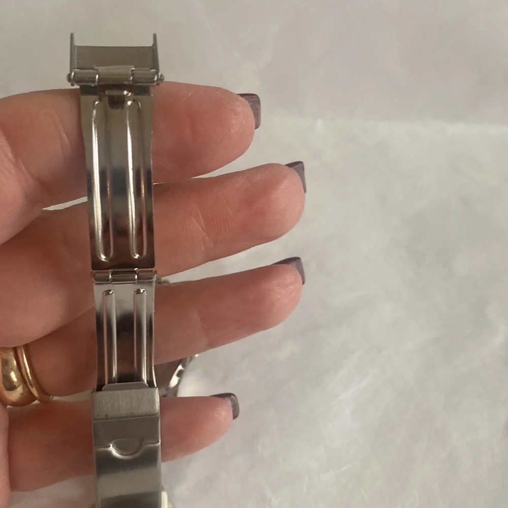 GUESS Silver Tone Stainless Calendar Wrist Watch $65 NWT Working Battery